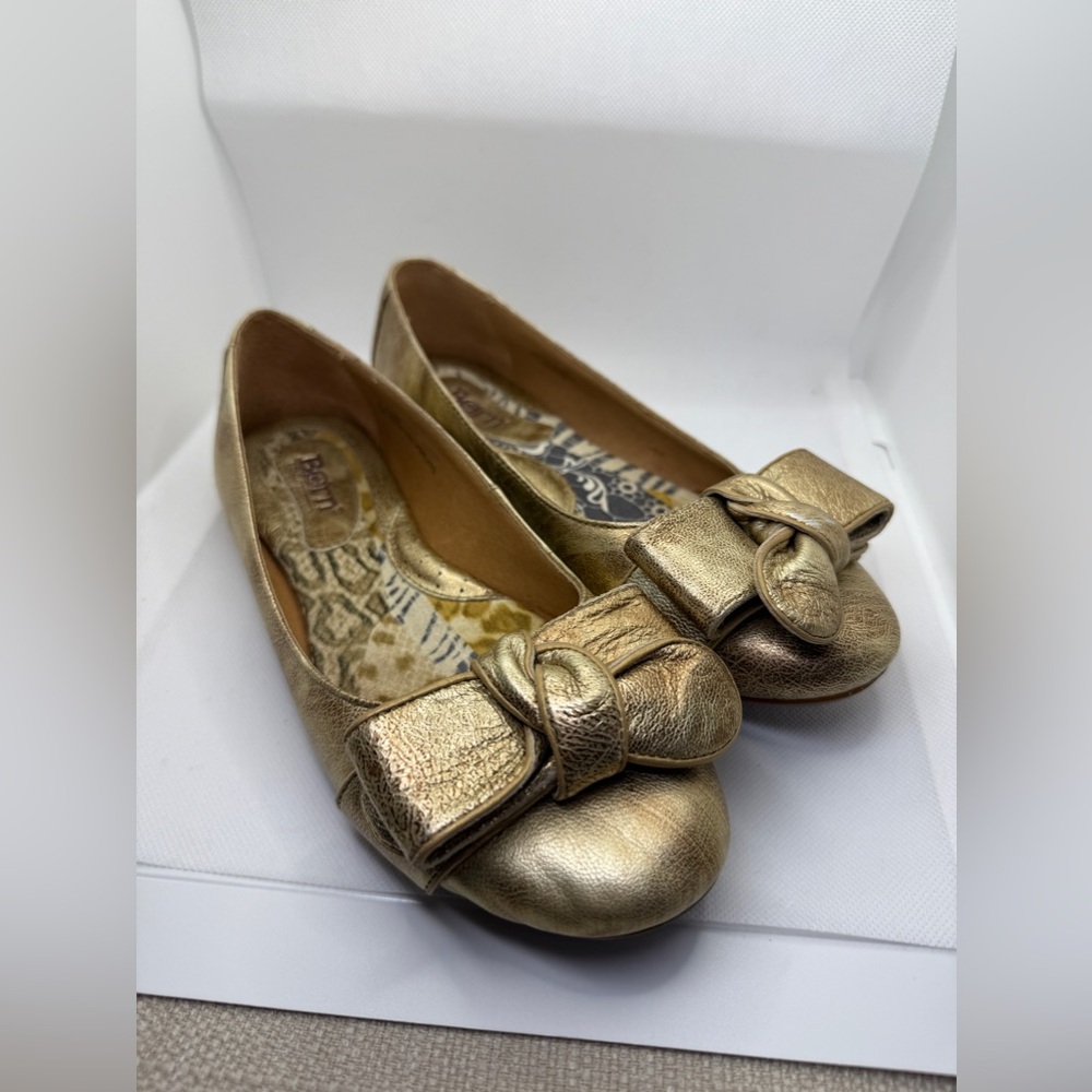 BORN - Metallic Gold Slip On Ballet Flats Womens Size 8.5/40 EU With Bows /New